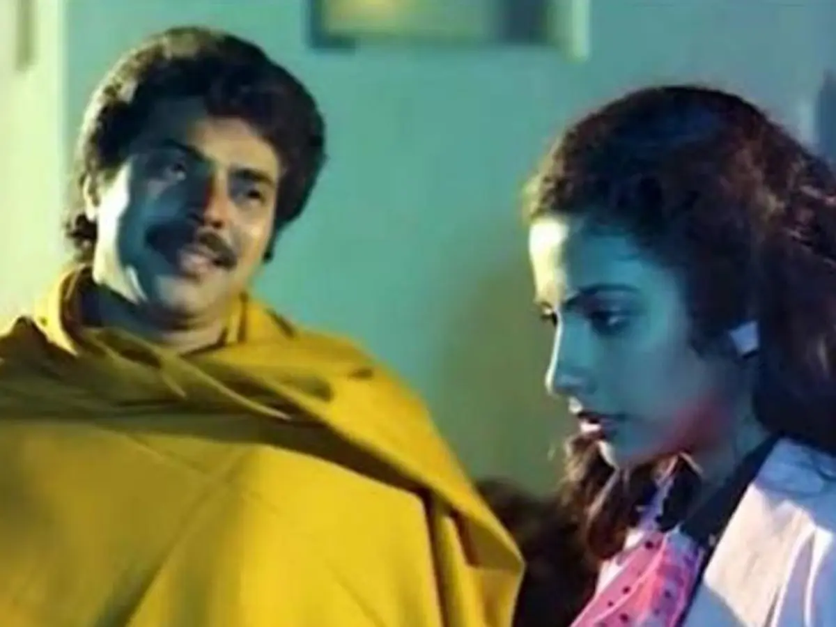 മൂടൽമഞ്ഞുള്ള മലനിരകളുടെ പശ്ചാത്തലത്തിൽ മമ്മൂട്ടിയുടെ മനോഹരമായ പ്രണയ ചിത്രമാണ് 'മണിവത്തൂരിലെ ആയിരം ശിവരാത്രികൾ'. ഫാസിൽ സംവിധാനം ചെയ്ത ചിത്രം വീട്ടുകാരുടെ എതിർപ്പ് വകവെയ്ക്കാതെ പ്രണയിച്ചു വിവാഹിതരായ ദമ്പതികളുടെ കഥയാണ്. പ്രണയത്തിന്റെ മനോഹരമായ ഉയർച്ച താഴ്ചകളും ഒടുവിൽ കണ്ണീരിലാഴ്ത്തുന്ന ഒരു റൊമാന്റിക് ഡ്രാമയാണ് ചിത്രം. മമ്മൂട്ടിയും സുഹാസിനിയും തമ്മിലുള്ള മികച്ച കെമിസ്ട്രിയും അന്തരിച്ച എം.ബി. ശ്രീനിവാസന്റെ ഹൃദയസ്പർശിയായ സംഗീതവും ഈ ചിത്രത്തെ കൂടുതൽ മികച്ചതാക്കുന്നു.