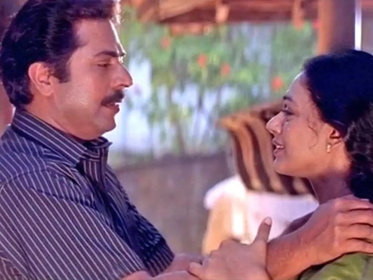 കമൽ സംവിധാനം ചെയ്ത് ശ്രീനിവാസൻ തിരക്കഥയൊരുക്കിയ ചിത്രമാണ് 'മഴയെത്തും മുൻപെ'. ചിത്രത്തില് മമ്മൂട്ടി, ശോഭന, ആനി എന്നിവർ പ്രധാന വേഷങ്ങളെ അവതരിപ്പിക്കുന്നു. അദ്ദേഹത്തെ പ്രണയിച്ച് പിന്തുടരുന്ന വിദ്യാർത്ഥിനിയുടെ തന്ത്രപരമായ ഇടപെടലുകൾ പ്രൊഫസറുടെയും കാമുകിയുടെയും ജീവിതത്തെയും പിന്നീട് അവരുടെ ദാമ്പത്യത്തെയും തകിടം മറിക്കുന്നതാണ് കഥ.