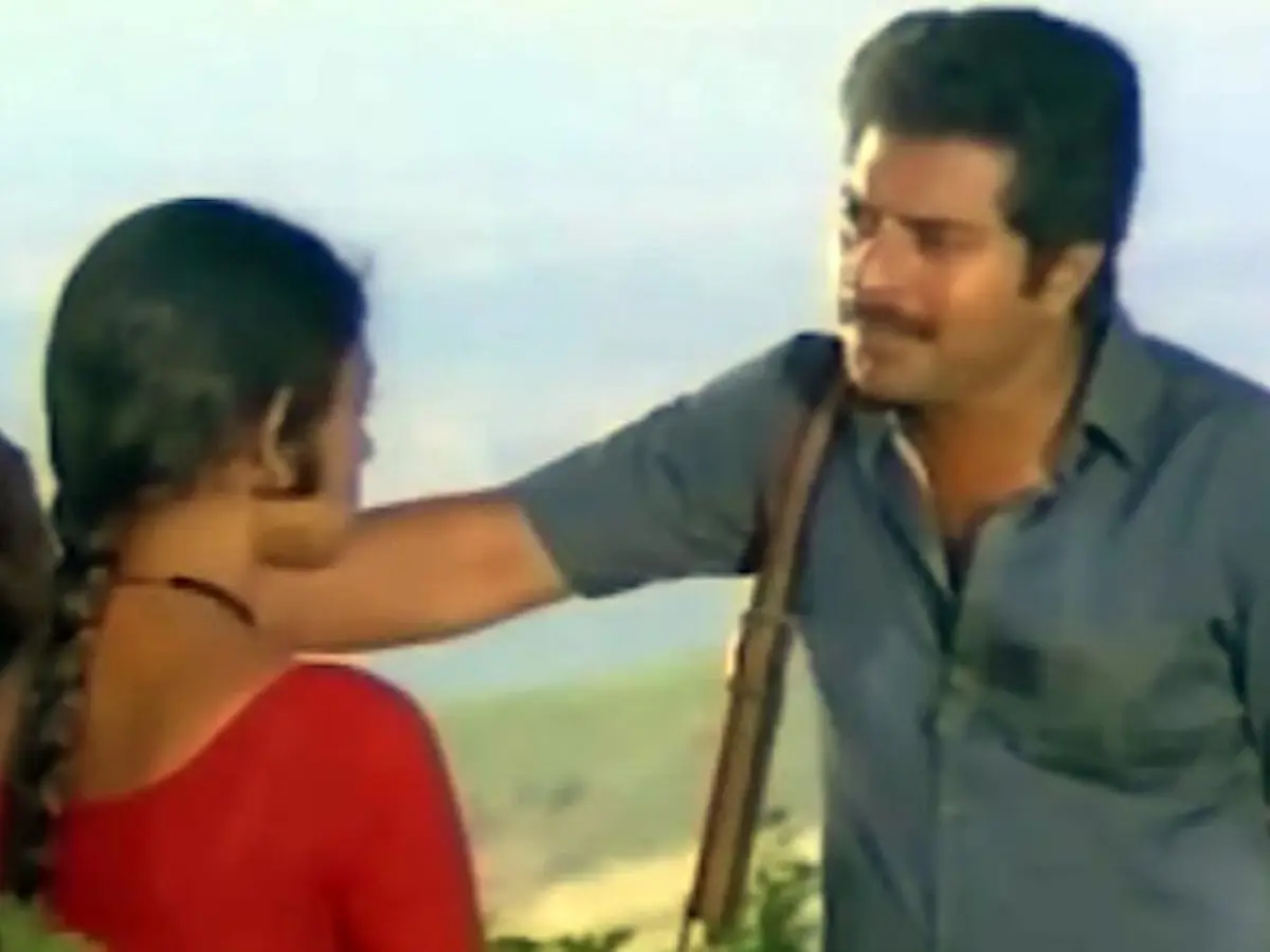 ബാലു മഹേന്ദ്ര രചന നിർവഹിച്ച് അദ്ദേഹം മലയാളത്തിൽ സംവിധാനം ചെയ്ത അവസാന ചിത്രമാണ് 'യാത്ര'. ജാപ്പനീസ് ചിത്രമായ 'ദി യെല്ലോ ഹാൻഡർക്കീഫിന്റെ' (The Yellow Handkerchief) ചലച്ചിത്രാവിഷ്കാരമാണ് യാത്ര. തെറ്റായ കാരണത്താല് വർഷങ്ങളോളം ജയിലിലടയ്ക്കപ്പെടുകയും കാമുകിയില് നിന്നും പൂർണ്ണമായി ഒറ്റപ്പെടുകയും ചെയ്യുകയാണ് നായകന്. സ്ഥലംമാറിവന്ന ഒരു ഫോറസ്റ്റ് ഓഫീസർ ഗ്രാമീണയായ യുവതിയുമായി പ്രണയത്തിലാകുന്ന മനോഹരമായ പ്രണയകഥയാണ് ചിത്രത്തിന്റെ ആദ്യ പകുതി. രണ്ടാം പകുതി തികച്ചും ഇരുണ്ട ഒരു ജയിൽ ജീവിതവും. വർഷങ്ങൾക്ക് ശേഷം ജയിൽ മോചിതനായി എത്തുന്ന നായകന് തന്റെ കാമുകി കാത്തിരിക്കുന്നുണ്ടോ എന്നറിയാതെ ഭയത്തോടെ ആ ഗ്രാമത്തിലേക്ക് തിരിച്ചെത്തുന്നതാണ് ചിത്രം.