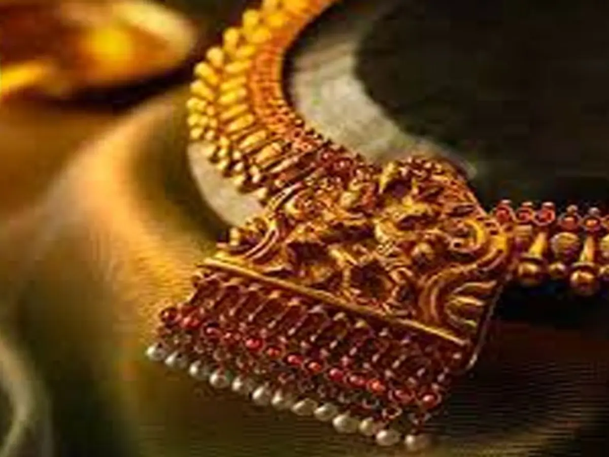ഇടയ്ക്ക് സ്വർണവില ഉപഭോക്താക്കൾക്ക് നെഞ്ചിടിപ്പ് ഏറ്റിയെങ്കിലും പിന്നീടുള്ള ദിവസങ്ങളിൽ ഇടിഞ്ഞിറങ്ങിയിരുന്നു. വീണ്ടും കുതിച്ചു കയറുമോ എന്ന ആശങ്കയിലാണ് ജനങ്ങൾ.