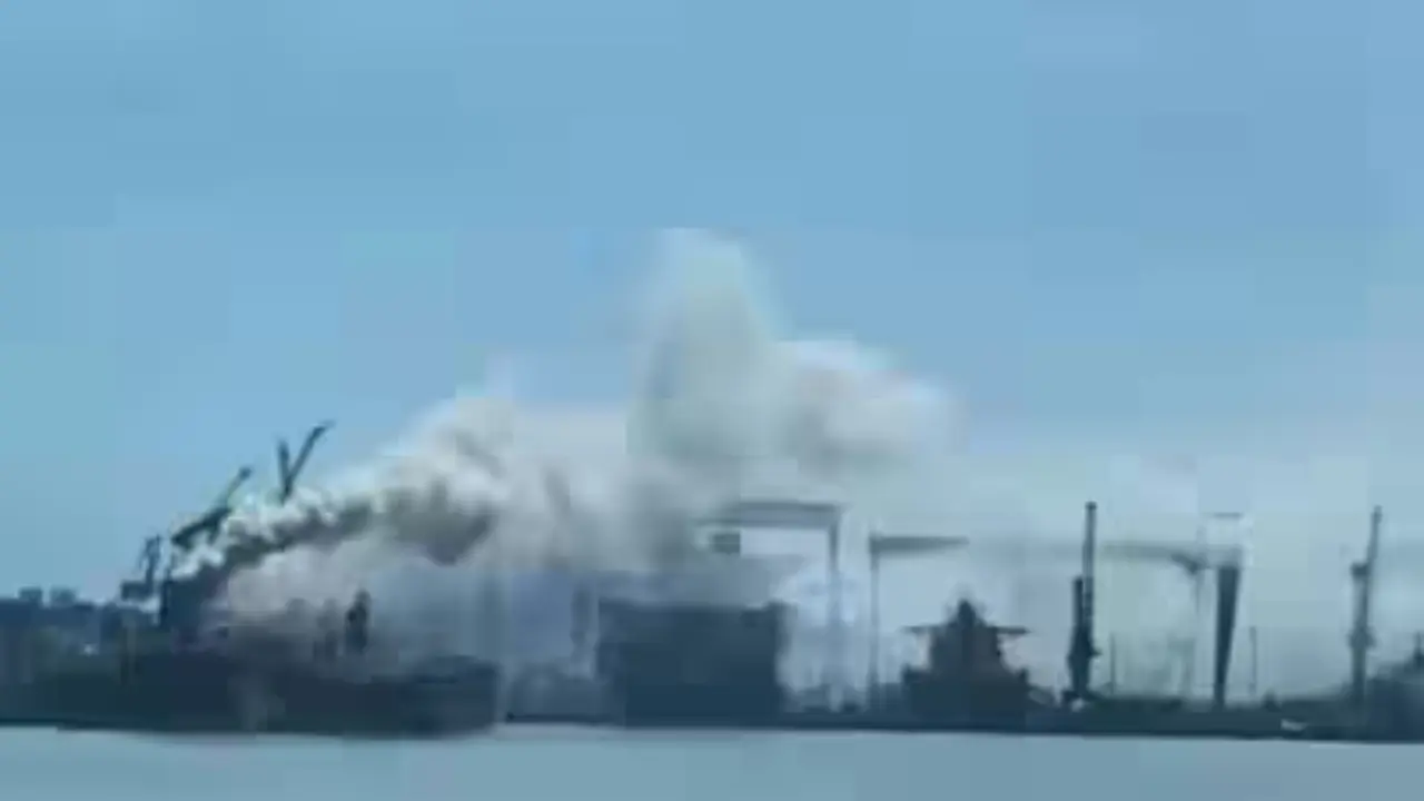China Cargo Ship Fire: ചൈനീസ് തുറമുഖത്ത് ചരക്കുകപ്പലിന് തീപിടിച്ച് 25 മരണം; അപകടം അറ്റകുറ്റപ്പണിക്കിടെ