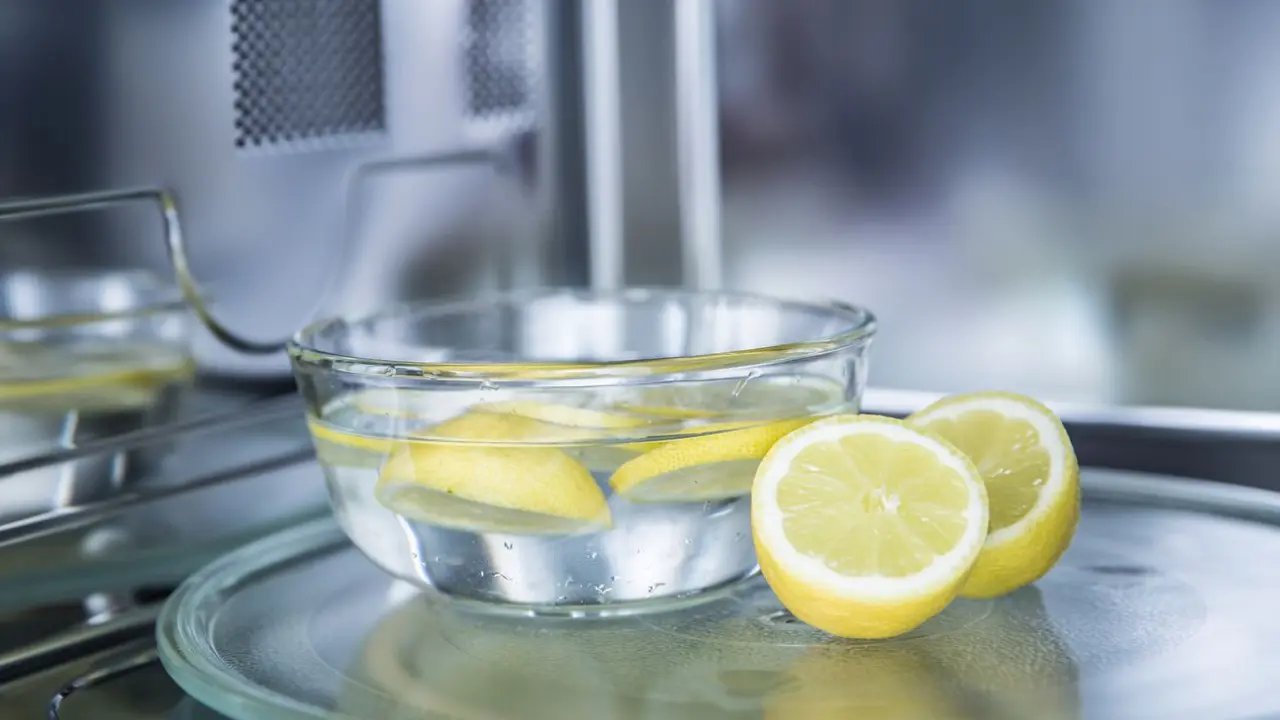 Kitchen Hacks: വെറും മിനിറ്റുകൾ മാത്രം മതി! നാരങ്ങ കൊണ്ട് മൈക്രോവേവ് ക്ലീൻ ചെയ്യാം