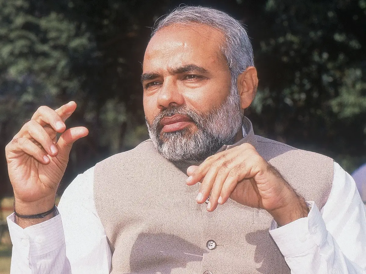 ഇന്ന് പ്രധാനമന്ത്രി നരേന്ദ്ര മോദി 76ാം പിറന്നാൾ ആഘോഷിക്കുകയാണ്. അദ്ദേഹത്തിൻറെ വ്യക്തിജീവിതത്തിലേയും രാഷ്ട്രീയ ജീവിതത്തിലേയും അപൂർവ്വമായ ചില ചിത്രങ്ങൾ കാണാം.
