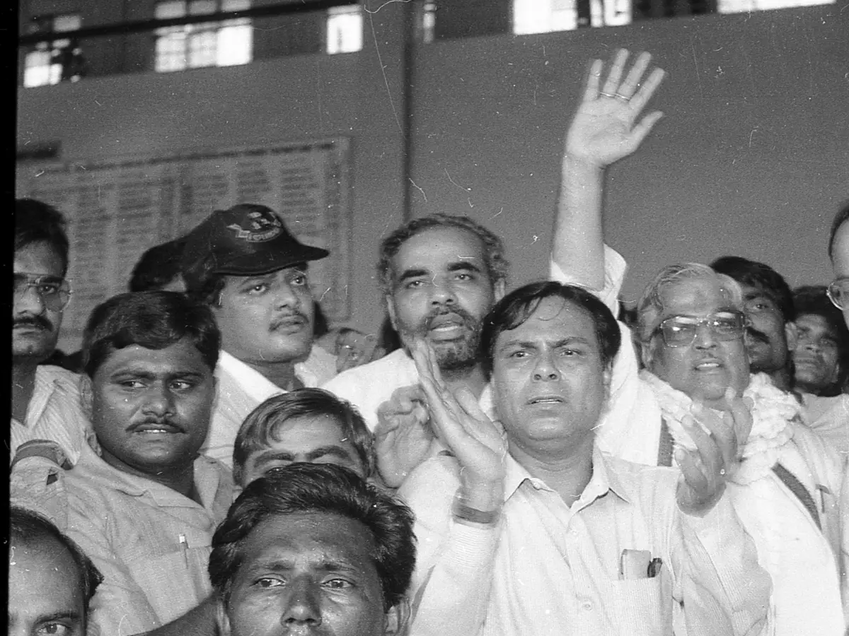 2001 ഒക്ടോബർ മുതൽ 2014 മെയ് വരെ ഗുജറാത്ത് മുഖ്യമന്ത്രിയായിരുന്ന നരേന്ദ്ര മോദിയാണ് ഗുജറാത്തിൻറെ മുഖ്യമന്ത്രിയായി ഏറ്റവും കൂടുതൽ കാലം സേവനം അനുഷ്ഠിച്ച വ്യക്തി. 1992 ഏപ്രിൽ 29ന് അന്നത്തെ ബിജെപി അധ്യക്ഷൻ മുരളി മനോഹർ ജോഷി ഏക്ത യാത്രയുടെ ഭാഗമായി അഹമ്മദാബാദിൽ എത്തിയപ്പോഴുള്ളതാണ് ഈ ചിത്രം.