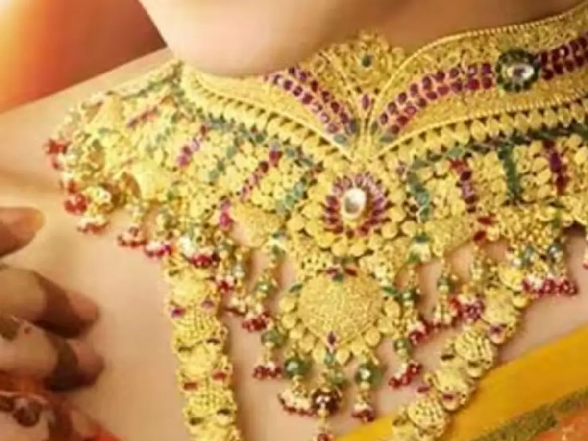 ഇടയ്ക്ക് സ്വർണവില ഉപഭോക്താക്കൾക്ക് നെഞ്ചിടിപ്പ് ഏറ്റിയെങ്കിലും പിന്നീടുള്ള ദിവസങ്ങളിൽ ഇടിഞ്ഞിറങ്ങിയിരുന്നു.