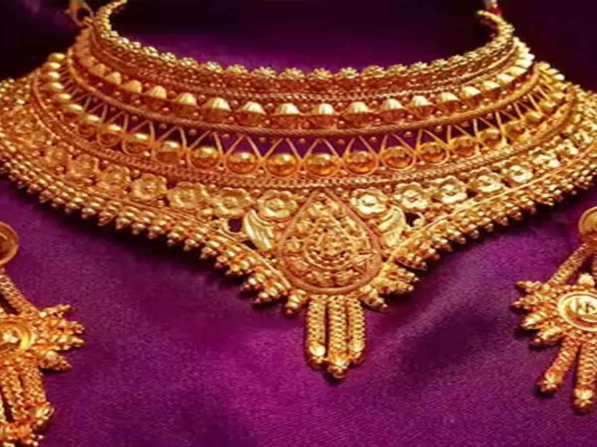 ഇന്ന് ഒരു പവൻ സ്വർണ്ണത്തിറെ ഇന്നത്തെ വില 1,14,280 ആണ്. ഒരു ഗ്രാം സ്വർണ്ണത്തിന്റെ വില 14285 ആണ്.