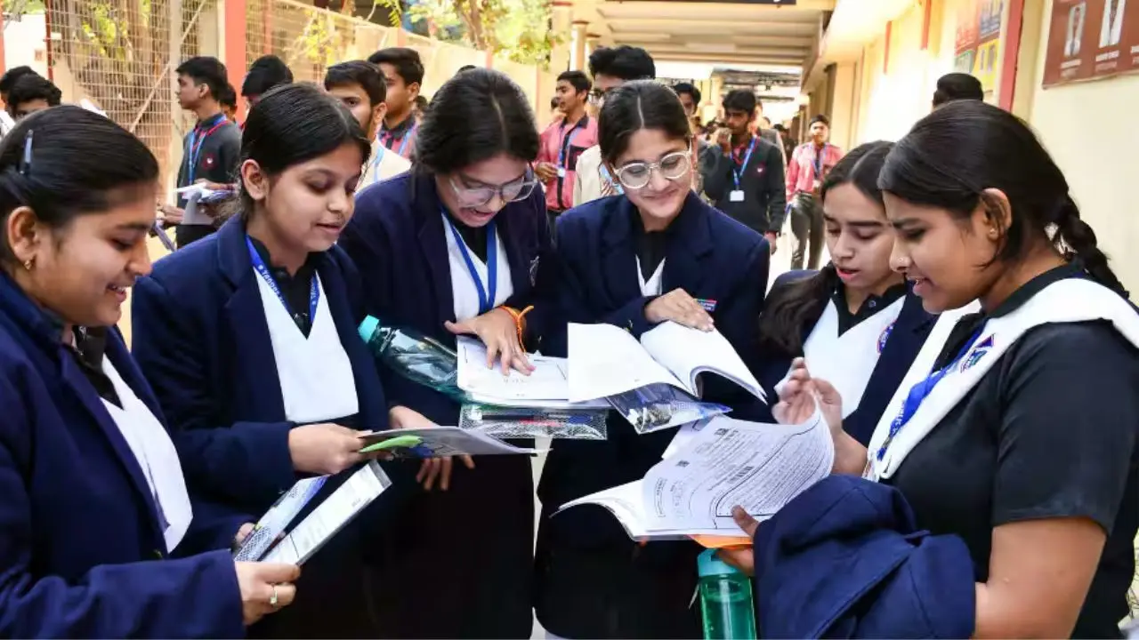 CBSE: സിബിഎസ്ഇ 10, 12 ക്ലാസുകളിലെ സാമ്പിൾ ചോദ്യപേപ്പറുകൾ പ്രസിദ്ധീകരിച്ചു; എങ്ങനെ ഡൗൺലോഡ് ചെയ്യാം?