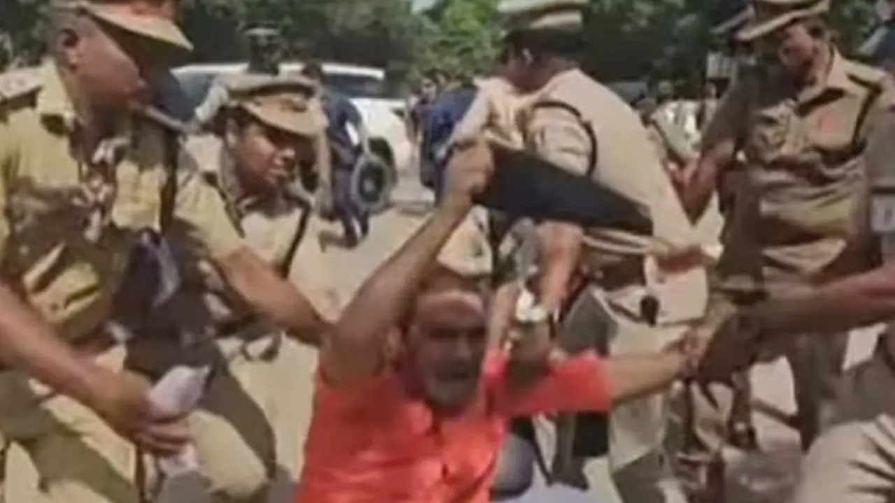 Youth Congress Protest: അമിത് ഷായ്ക്ക് നേരെ കരിങ്കൊടി പ്രതിഷേധം; യൂത്ത് കോൺഗ്രസ് പ്രവർത്തകരെ അറസ്റ്റ് ചെയ്ത് നീക്കി