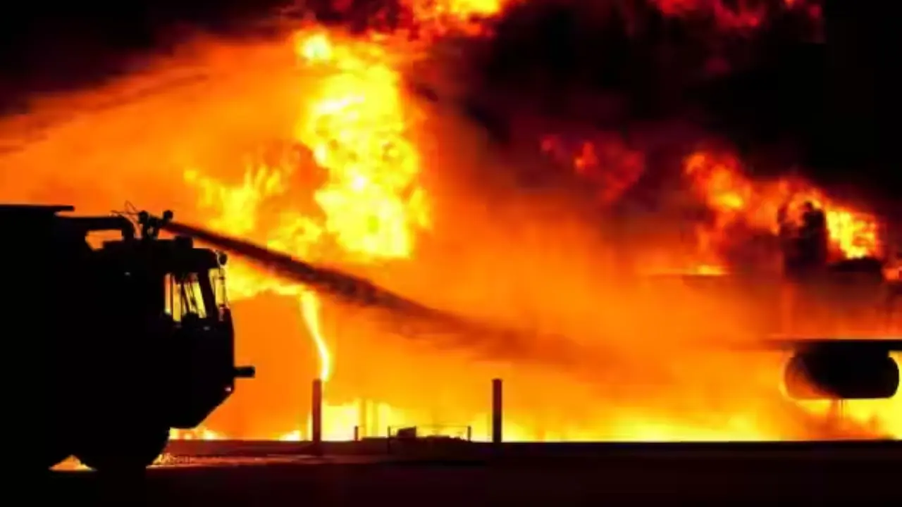 Nedumangad Fire: നെടുമങ്ങാട് ടെക്സ്റ്റൈലുകളിൽ വൻ തീപിടിത്തം: ഒരു കട പൂർണ്ണമായും കത്തിനശിച്ചു