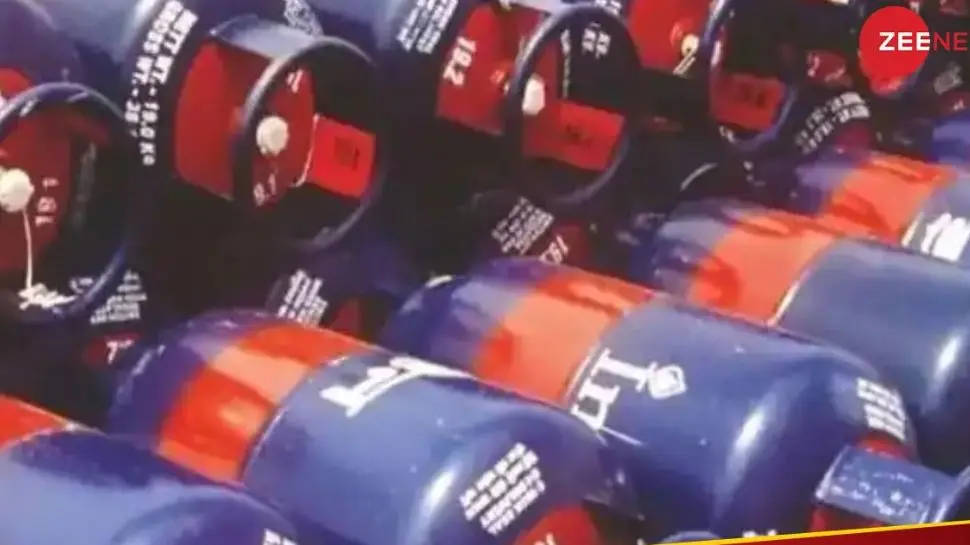LPG Price Hike: മാസത്തിന്റെ ആദ്യ ദിനത്തിൽ ഉപഭോക്താക്കൾക്ക് ഇരുട്ടടി; LPG സിലിണ്ടർ വില വർധിച്ചു