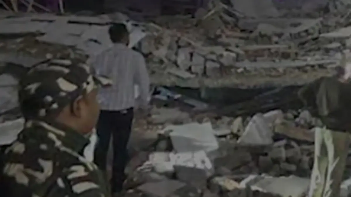 Building Collapsed: ഡൽഹിയിൽ അഞ്ച് നില കെട്ടിടം തകർന്നുവീണു; കെട്ടിടാവശിഷ്ടങ്ങൾക്കിടയിൽ നിരവധിയാളുകൾ കുടുങ്ങിക്കിടുക്കുന്നതായി റിപ്പോർട്ട്