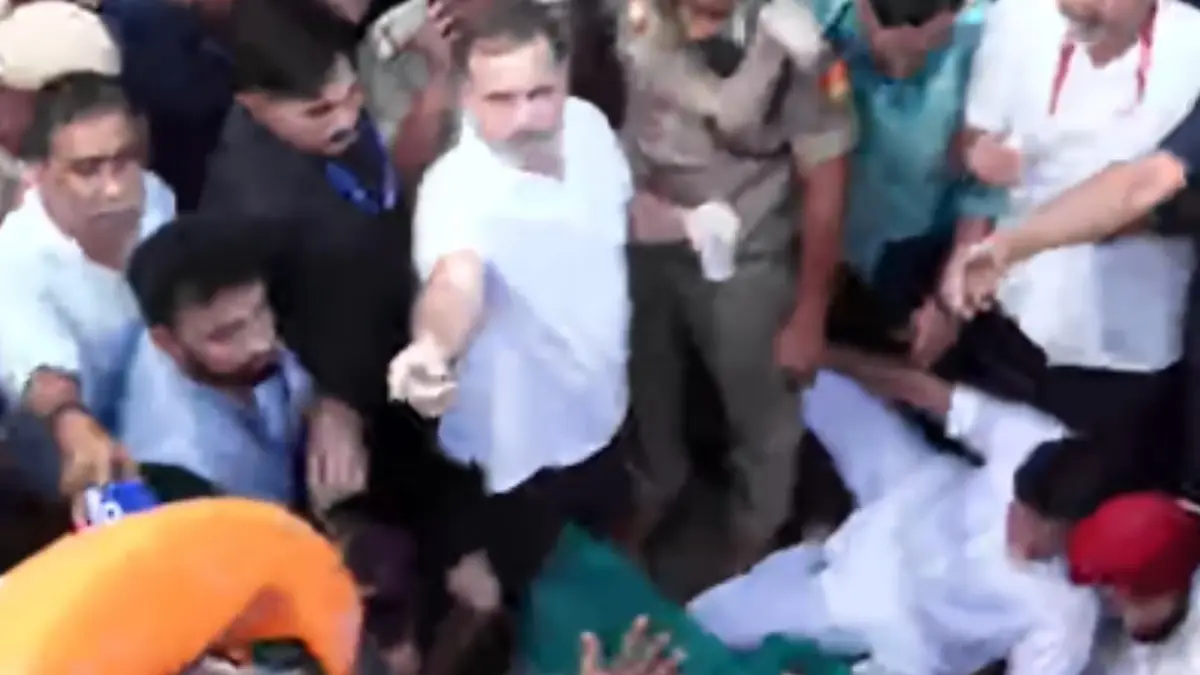 ​ഗ്യാനേഷ് കുമാറിന്റെ രാജി ആവശ്യപ്പെട്ട് പ്രതിഷേധം ശക്തം; രാഹുൽ ​ഗാന്ധിയെയും പ്രിയങ്ക ​ഗാന്ധിയെയും കസ്റ്റഡിയിലെടുത്ത് പോലീസ്
