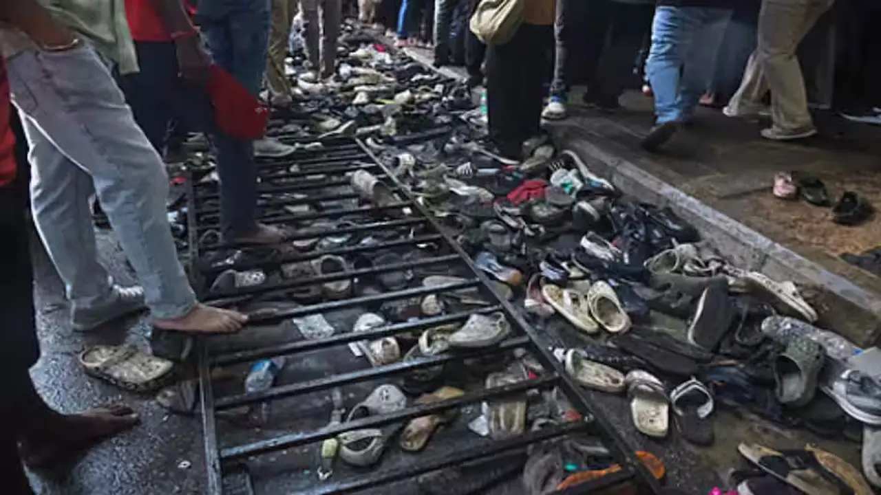 Kolkata Tragedy: കൊൽക്കത്തയില ദുർഗ്ഗാ പൂജാ പന്തലിലുണ്ടായ തിക്കിലും തിരക്കിലും 17 മരണം; നിരവധിപേർക്ക് പരിക്ക്