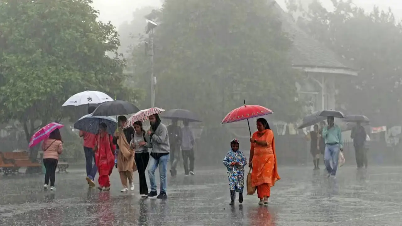 Kerala Weather Updates: സംസ്ഥാനത്ത് അതിശക്തമായ മഴ; 9 ഇടത്ത് ഓറഞ്ച് അലർട്ട്, 7 ജില്ലകളിൽ യെല്ലോ അലർട്ടും!