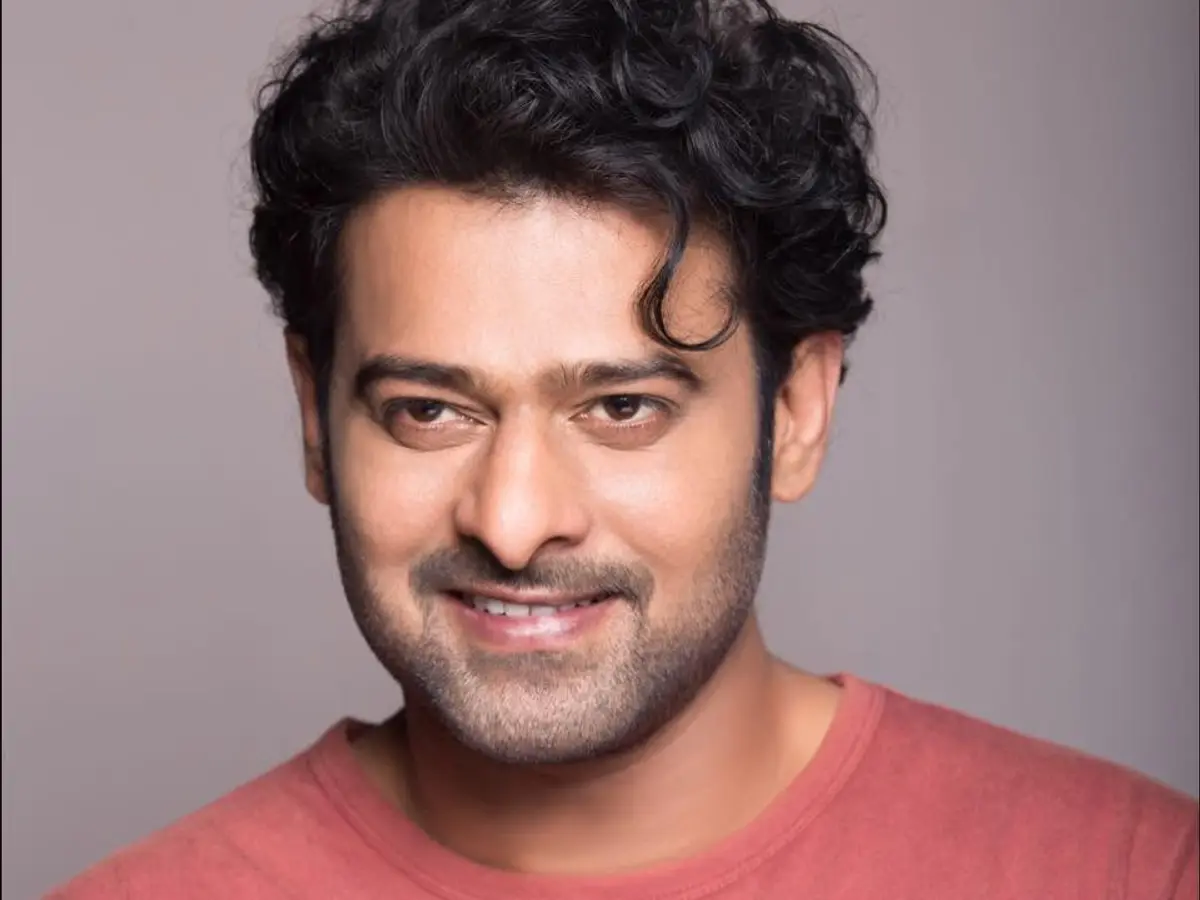 സയൻസ് ഫിക്ഷൻ മുതൽ ചരിത്ര സിനിമകൾ വരെ വലിയ വേഷങ്ങളിൽ തിളങ്ങുന്ന നടനാണ് പ്രഭാസ്. 47-ാം പിറന്നാൾ ആഘോഷിക്കുന്ന താരത്തിന് വലിയ രീതിയിലാണ് ആരാധകരുള്ളത്. താരത്തിനൊപ്പം കൈകോർക്കാനും വലിയ നിക്ഷേപങ്ങൾ നടത്താനും നിർമ്മാതാക്കൾ മത്സരിക്കുകയാണ്.