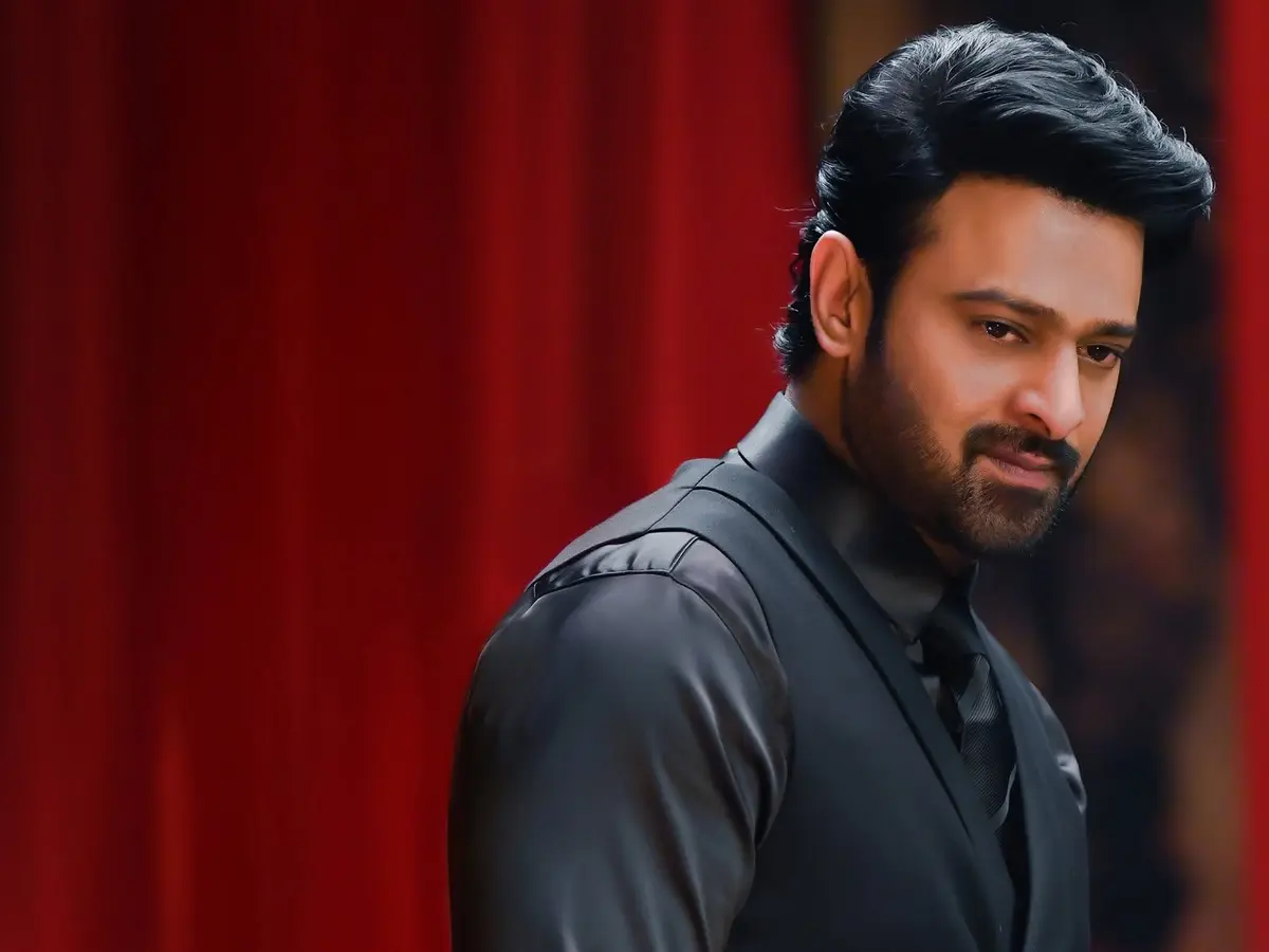 പ്രഭാസ് ചിത്രങ്ങൾക്ക് ലഭിക്കുന്ന വലിയ ഓപ്പണിംഗും ബോക്സ് ഓഫീസിലെ കോടികളുടെ കളക്ഷൻ സാധ്യതയുമാണ് നിർമ്മാതാക്കൾക്ക് മുതൽമുടക്ക് നടത്താൻ ആത്മവിശ്വാസം നൽകുന്നത്. താരത്തിന്റെ ജന്മദിനത്തോടനുബന്ധിച്ച് ആരാധകർ വലിയ രീതിയിലാണ് ജീവകാരുണ്യ പ്രവർത്തനങ്ങളും ആഘോഷങ്ങളും നടത്തുന്നത്.