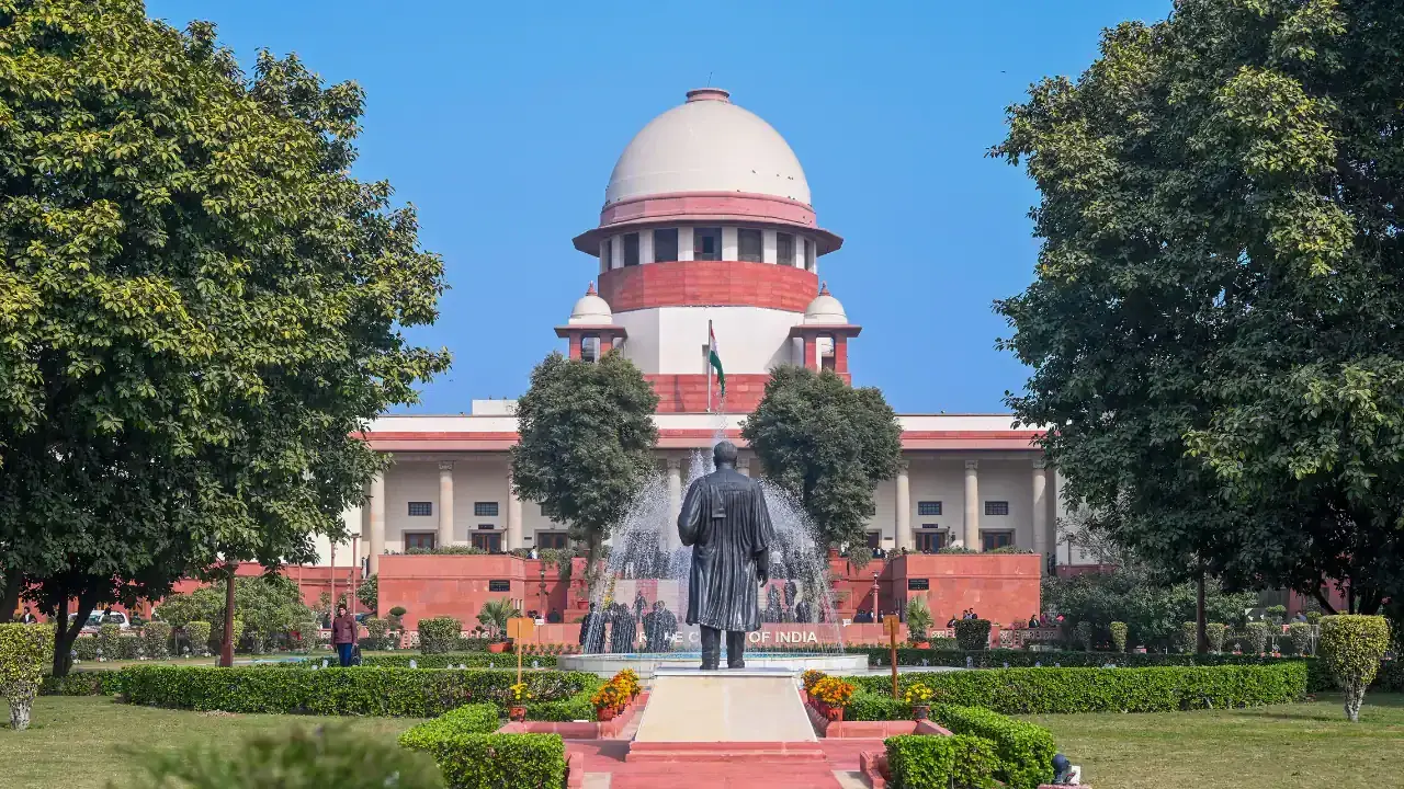 Supreme Court Job Alert: ഡി​ഗ്രിക്കാർക്ക് സുപ്രീം കോടതിയിൽ ജോലി! കോർട്ട് മാസ്റ്റർ തസ്തികയിൽ 20 ഒഴിവുകൾ; നവംബർ 15 വരെ അപേക്ഷിക്കാം