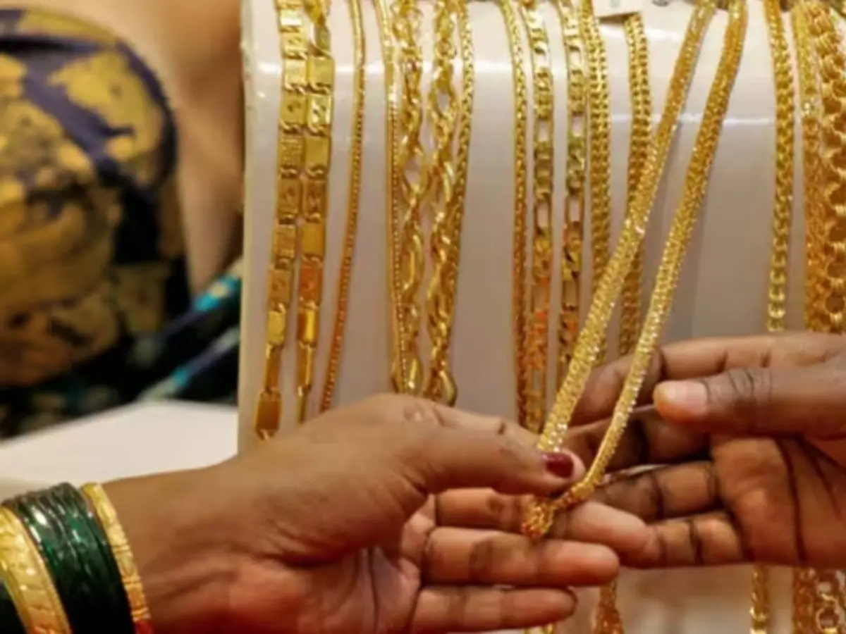 ഒരു ഗ്രാം സ്വർണത്തിന് ഇന്ന് 13,135 രൂപയിലാണ് വ്യാപാരം നടക്കുന്നത്. ഒരു പവൻ സ്വർണത്തിന് 1,05,080 രൂപയാണ് നിരക്ക്.