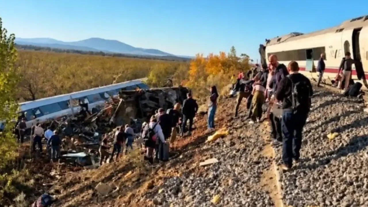 Spain Train Crash: സ്പെയിനിൽ ട്രെയിൻ ദുരന്തം: അതിവേഗ ട്രെയിനുകൾ കൂട്ടിയിടിച്ച് 39 മരണം, നിരവധിപേർക്ക് പരിക്ക്