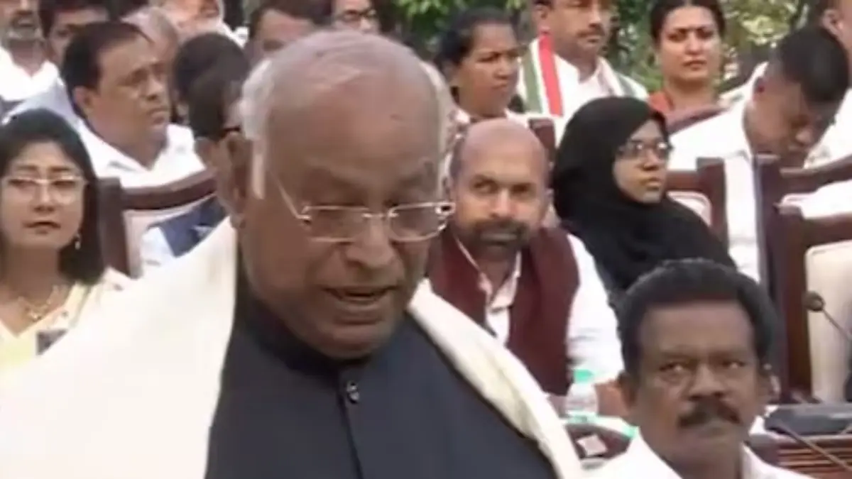Election Commission of India: ഗ്യാനേഷ് കുമാറിനെതിരെ പ്രതീകാത്മക ഇംപീച്ച്മെൻ്റ് പ്രമേയം അവതരിപ്പിച്ച് ഇന്ത്യാ സഖ്യം