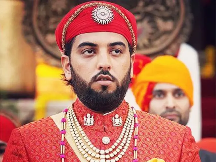 मेवाड़ की शाही गद्दी पर राजतिलक, 450 सालों की परंपरा को आगे बढ़ाएंगे लक्ष्यराज सिंह, एक नए युग की शुरुआत मेवाड़ की शाही गद्दी पर राजतिलक, 450 सालों की परंपरा को आगे बढ़ाएंगे लक्ष्यराज सिंह, एक नए युग की शुरुआत