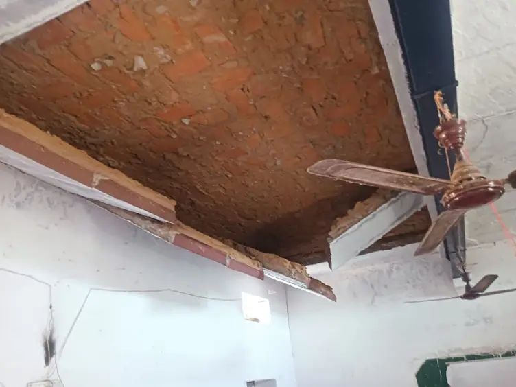 Dholpur News: भ्रष्टाचार की भेंट चढ़ी सरकारी विद्यालय की छत, बाल-बाल बचे बच्चे Dholpur News: भ्रष्टाचार की भेंट चढ़ी सरकारी विद्यालय की छत, बाल-बाल बचे बच्चे