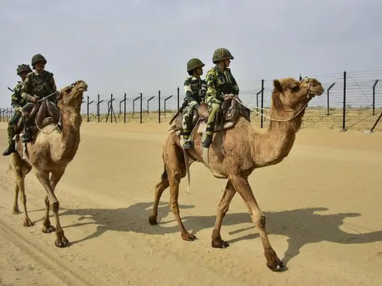 Rajasthan News: सिर्फ आतंकवादी ही नहीं, भारत की सीमा में पाकिस्तानी सिग्नल का भी होगा एनकाउंटर, राजस्थान के इस गांव में लगाए जा रहे 140 टावर Rajasthan News: सिर्फ आतंकवादी ही नहीं, भारत की सीमा में पाकिस्तानी सिग्नल का भी होगा एनकाउंटर, राजस्थान के इस गांव में लगाए जा रहे 140 टावर