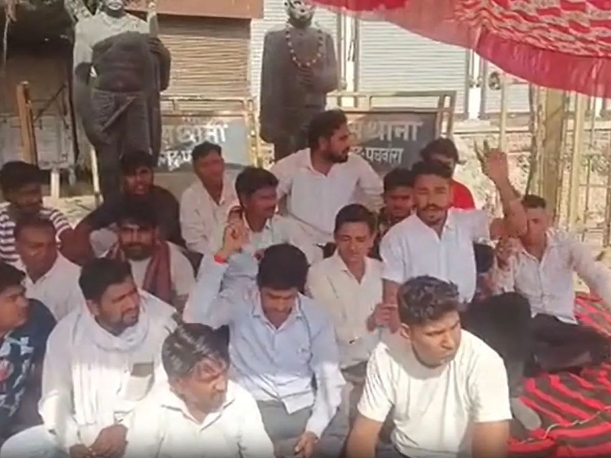 Dausa News: बिरसा मुंडा की मूर्ति खंडित होने से आक्रोश, आरोपियों के गिरफ्तारी न होने पर उदग्र आंदोलन की दी चेतावनी