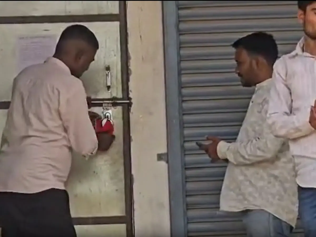 अवैध होटल व रेस्टोरेंट पर नगरपरिषद की कार्रवाई, मालिक मौके से हुए फरार