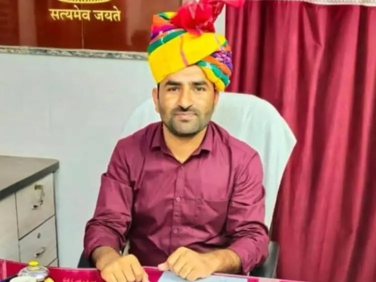 फतेहगढ़ SDM हनुमानाराम को SOG ने किया गिरफ्तार, डमी कैंडिडेट बनकर दी थी परीक्षा फतेहगढ़ SDM हनुमानाराम को SOG ने किया गिरफ्तार, डमी कैंडिडेट बनकर दी थी परीक्षा