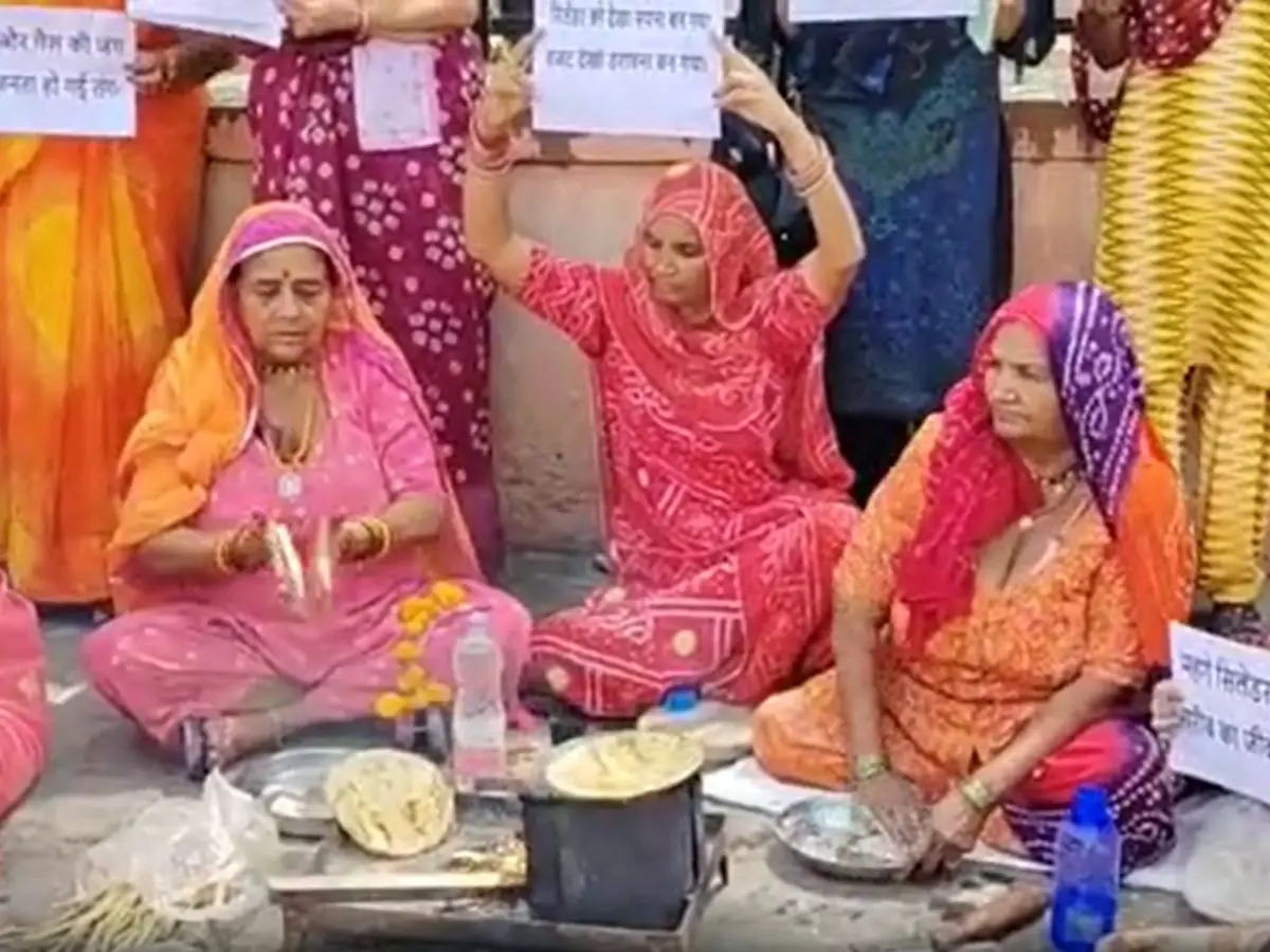 कांग्रेस पार्टी की महिलाओं ने चूल्हा जलाकर बनाई रोटियां, गैस रेट बढ़ोतरी का किया विरोध