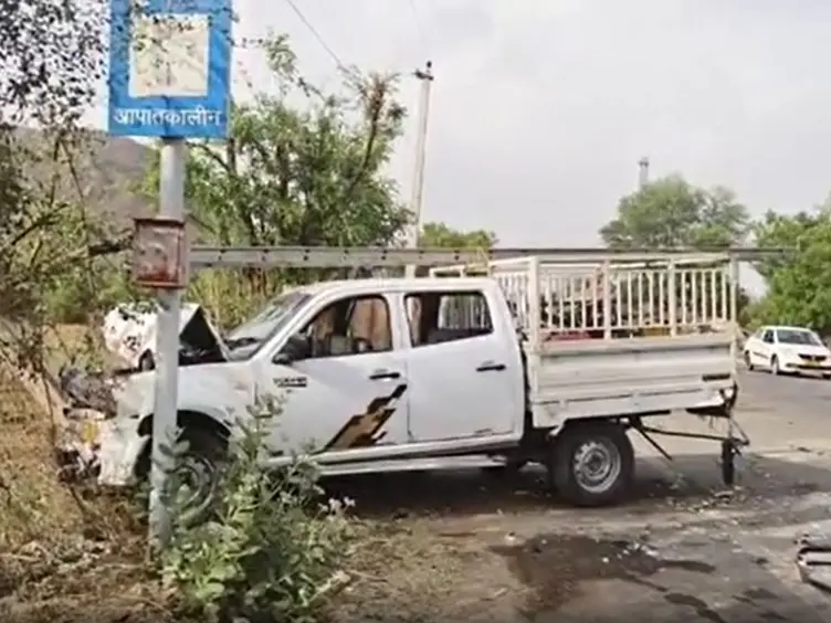 ईको और कैंपर गाड़ी में भीषण भिड़ंत, आपस में उलझे दोनों गाड़ी, मौके पर एक की मौत ईको और कैंपर गाड़ी में भीषण भिड़ंत, आपस में उलझे दोनों गाड़ी, मौके पर एक की मौत