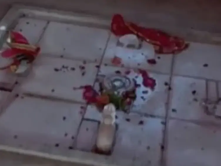 Jaipur News: जयपुर में असामाजिक तत्वों ने शिव मंदिर में की तोड़फोड़, खंडित की भगवान शंकर की मूर्ति, पुलिस बल तैनात... Jaipur News: जयपुर में असामाजिक तत्वों ने शिव मंदिर में की तोड़फोड़, खंडित की भगवान शंकर की मूर्ति, पुलिस बल तैनात...