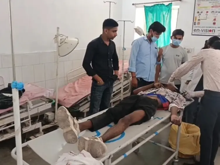 Dungurpur News: तेज रफ्तार क्रूज़र जीप का निकला टायर, जान बचाने के लिए चलती जीप से कूद गए 3 सवार, गंभीर घायल Dungurpur News: तेज रफ्तार क्रूज़र जीप का निकला टायर, जान बचाने के लिए चलती जीप से कूद गए 3 सवार, गंभीर घायल