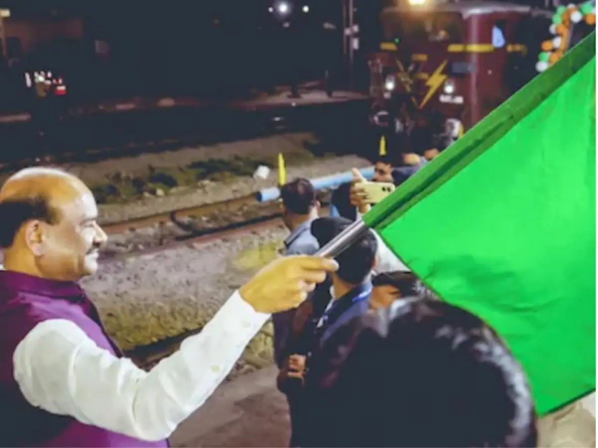 राजस्थान में को मिली नई ट्रेन, ओम बिरला ने हरी झंडी दिखाकर किया रवाना