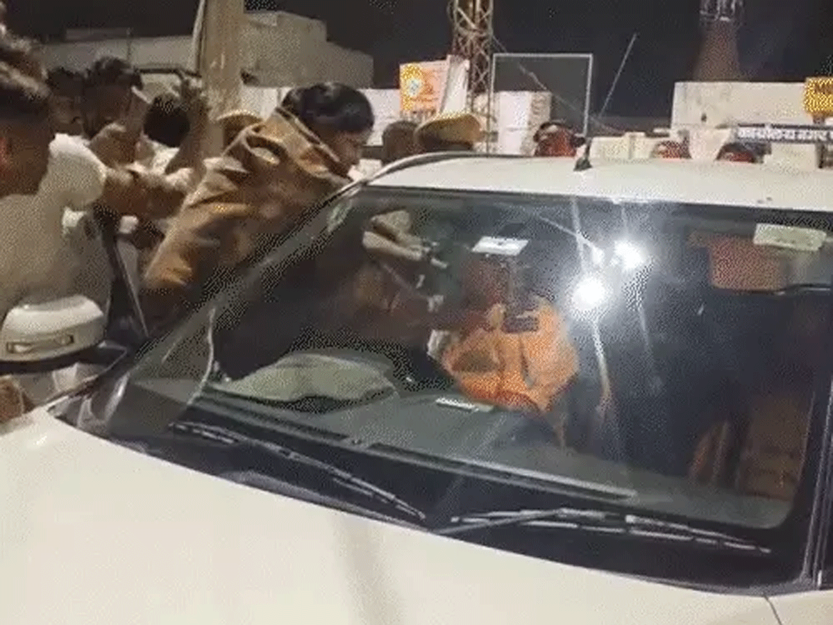 Sawai Madhopur: BJP नेता पर भड़की कांग्रेस MLA, कॉलर पकड़ खींच फाड़ डाली शर्ट