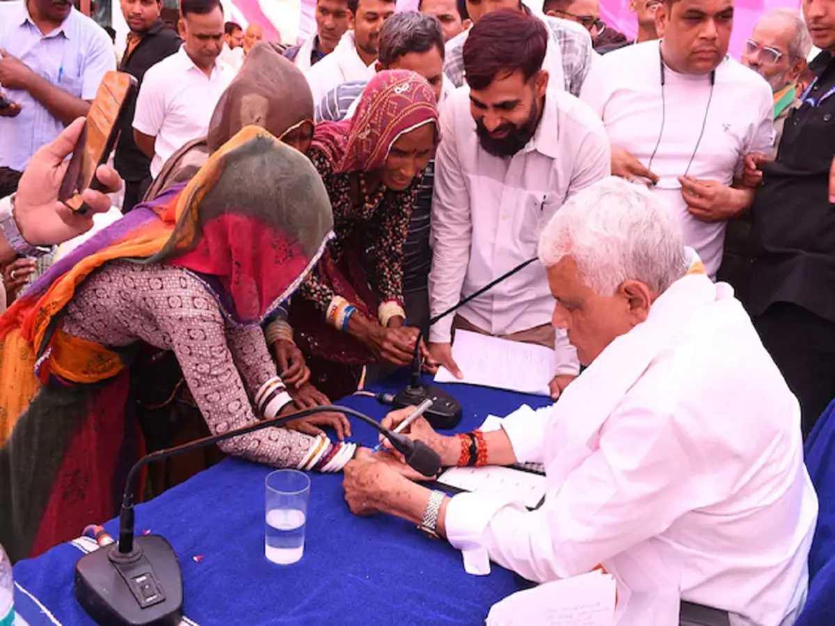 कैबिनेट मंत्री किरोड़ी ने महिला के हथेली पर लिखा नंबर, बोले- घर ना आ सको तो...