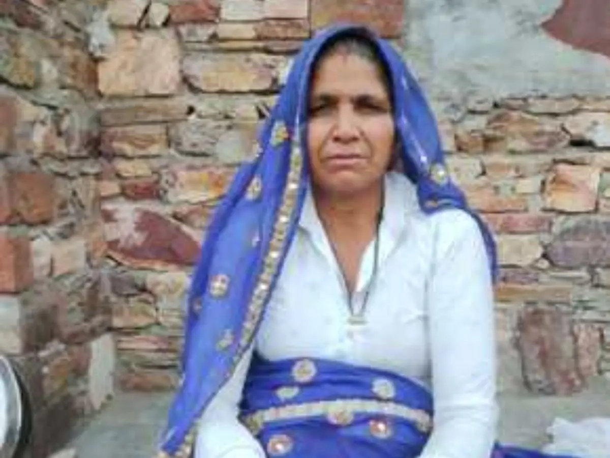 ईंधन लेने खेतों में गई महिला का लहूलुहान हालत में मिला शव