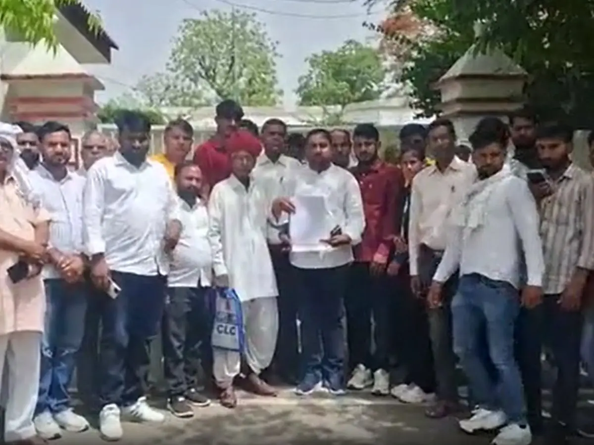 दलित युवक का अपहरण कर कुकर्म एवं पेशाब कर बनाया अश्लील वीडियो, परिजनों ने SP से...