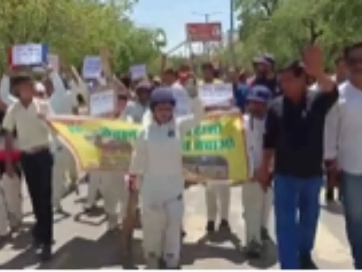 Sawai Madhopur: सवाई माधोपुर में क्रिकेटरों का अनोखा प्रदर्शन, किट पहनकर कलेक्ट्रेट गेट पर नारेबाजी...