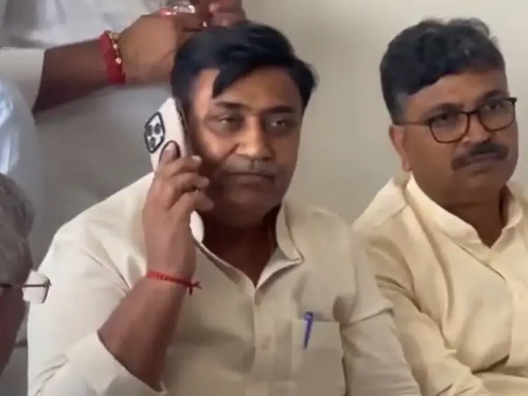 Rajasthan Politics: कांग्रेस नेता डोटासरा का बड़ा बयान, बोले- CM को काला झंडा... Rajasthan Politics: कांग्रेस नेता डोटासरा का बड़ा बयान, बोले- CM को काला झंडा...