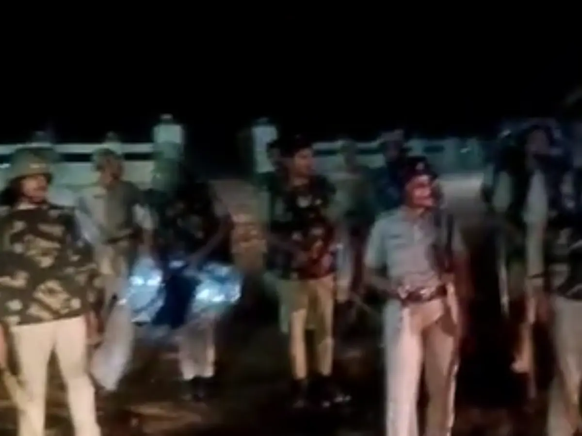 Jhalwar News: झालवाड़ में युवक की मौत के बाद ग्रामीणों का गुस्सा फूटा, SHO के सिर में गंभीर चोट, पुलिसबल तैनात...
