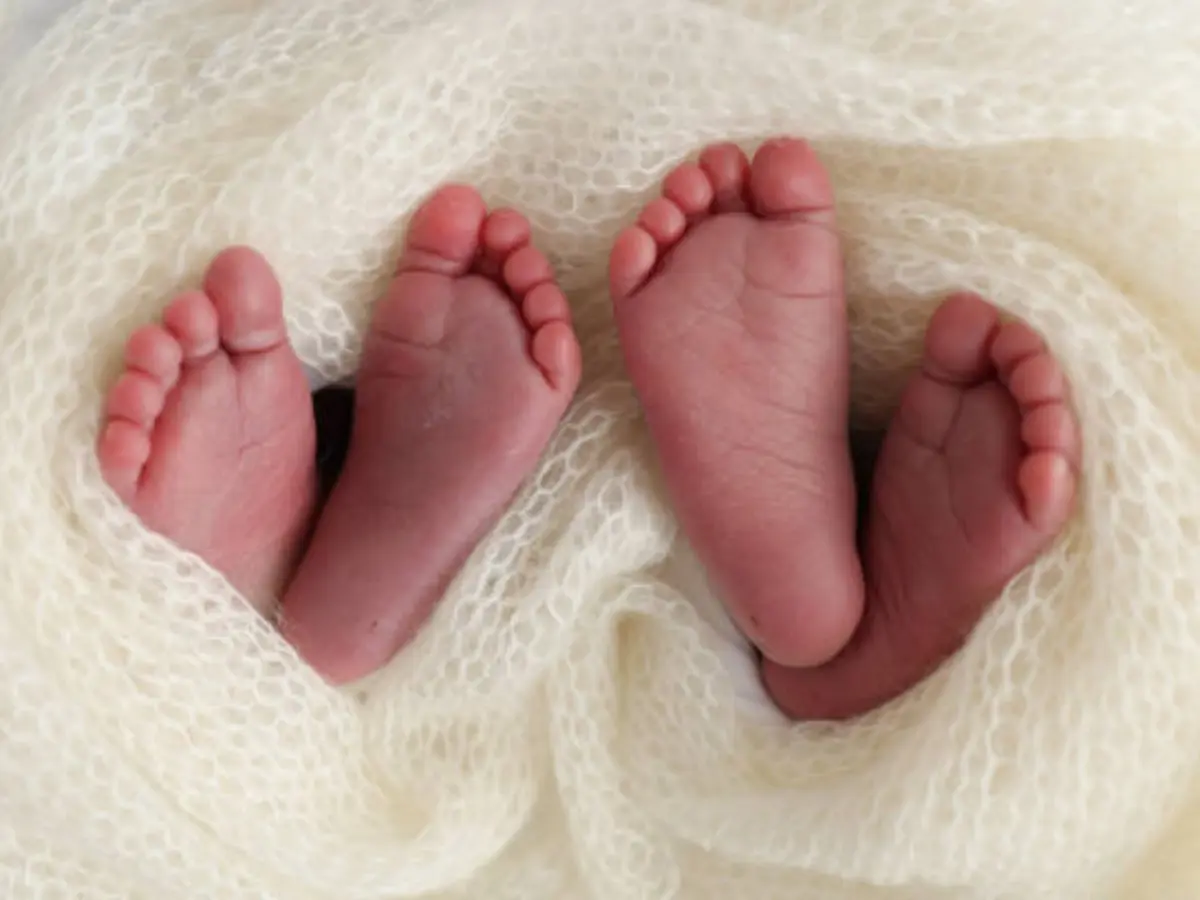 Alwar News: जुड़वा बेटी पैदा होने पर तिलमिला गया पिता, पत्नी को सड़क पर छोड़ा, एक बेटी को चारपाई से नीचे फेंका