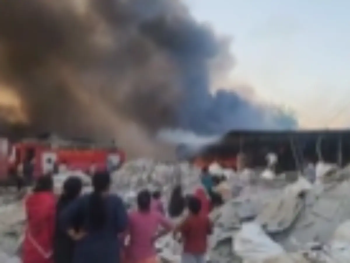 Bhilwara News: भीलवाड़ा में गत्ता फैक्ट्री में आग का तांडव, लाखों का नुकसान, धधकती लपटों को बुझाने में जुटे दमकलकर्मी