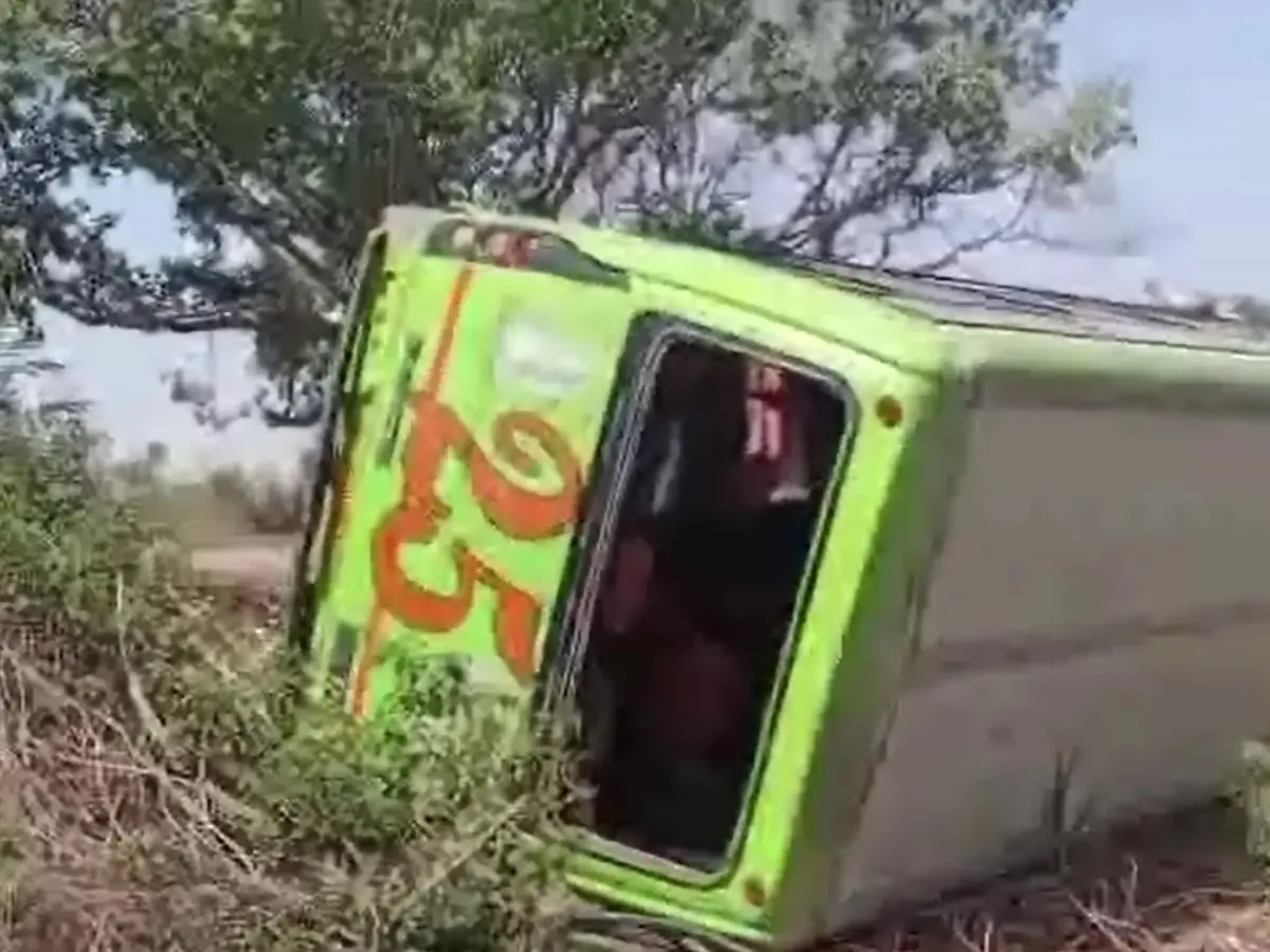 Chittorgarh Accident News: चित्तौड़गढ़ में तेज रफ्तार का कहर, बस पलटने से गंभीर रूप से घायल हुए कई यात्री