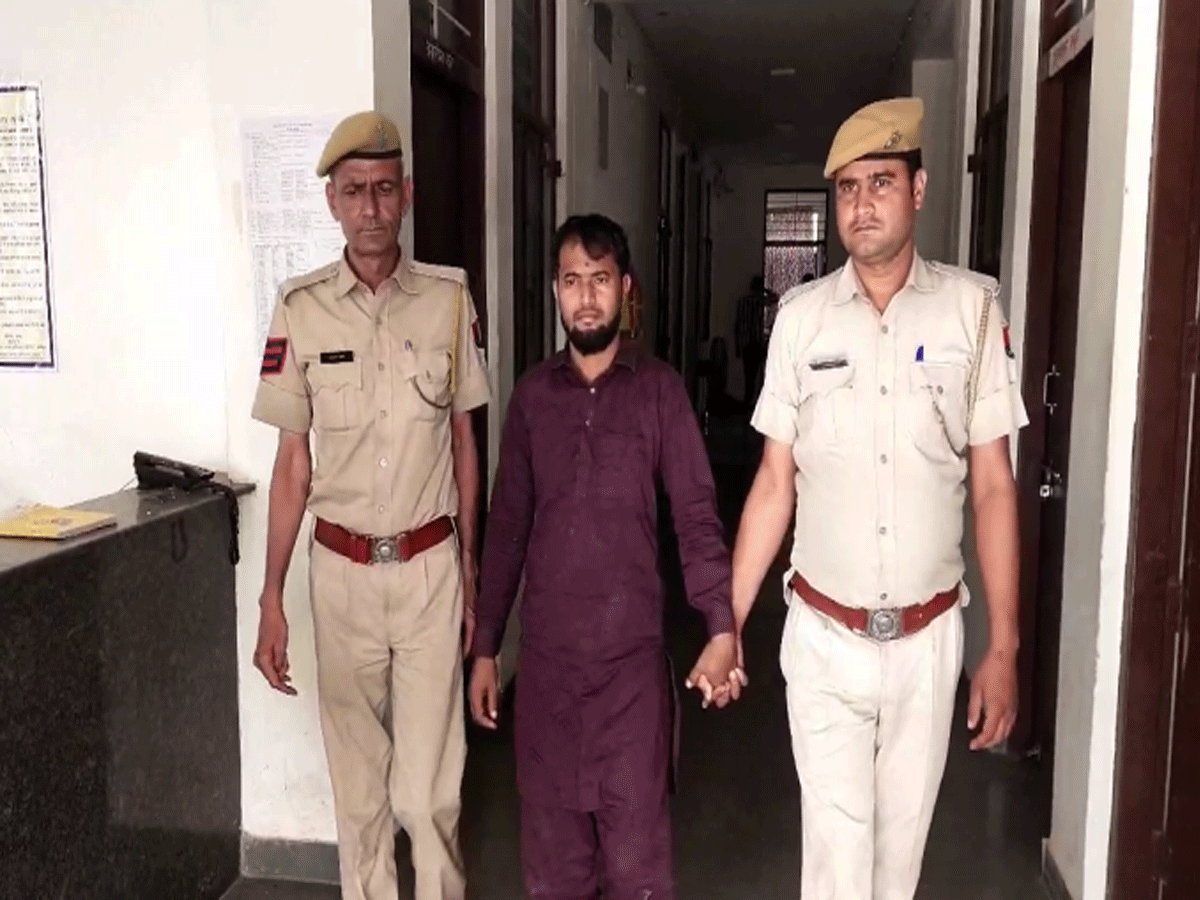 मौलाना बना तांत्रिक हिंदू लड़कियों को किया टॉर्गेट, ताबीज बांध धर्म परिवर्तन और निकाह... मौलाना बना तांत्रिक हिंदू लड़कियों को किया टॉर्गेट, ताबीज बांध धर्म परिवर्तन और निकाह...