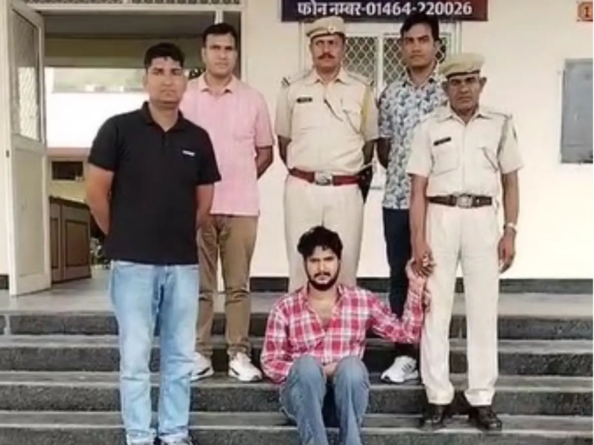 राजगढ़ थाना पुलिस ने 25000 का इनामी बदमाश पकड़ा, देशी कट्टे के साथ हुआ गिरफ्तार राजगढ़ थाना पुलिस ने 25000 का इनामी बदमाश पकड़ा, देशी कट्टे के साथ हुआ गिरफ्तार