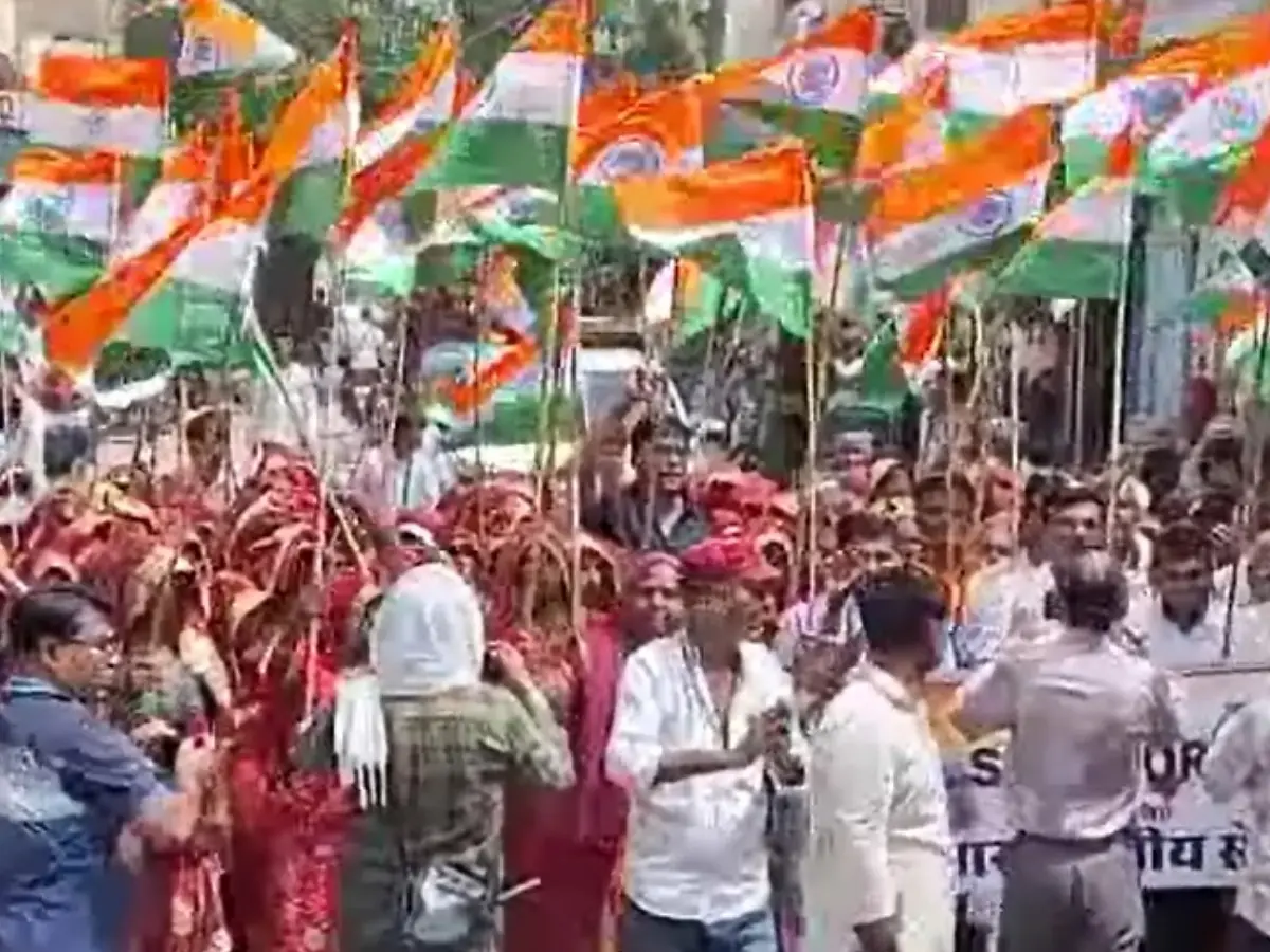 चूरू के मुख्य बाजार में निकली सिंदूर यात्रा निकाली, ऑपरेशन सिंदूर का किया समर्थन चूरू के मुख्य बाजार में निकली सिंदूर यात्रा निकाली, ऑपरेशन सिंदूर का किया समर्थन