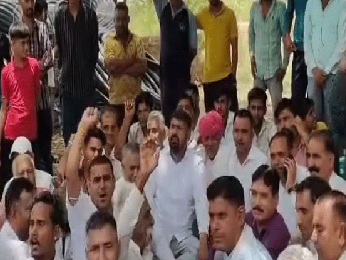 Jodhpur News: पानी की समस्याओं को लेकर लोगों ने किया प्रदर्शन, सौंपा ज्ञापन Jodhpur News: पानी की समस्याओं को लेकर लोगों ने किया प्रदर्शन, सौंपा ज्ञापन