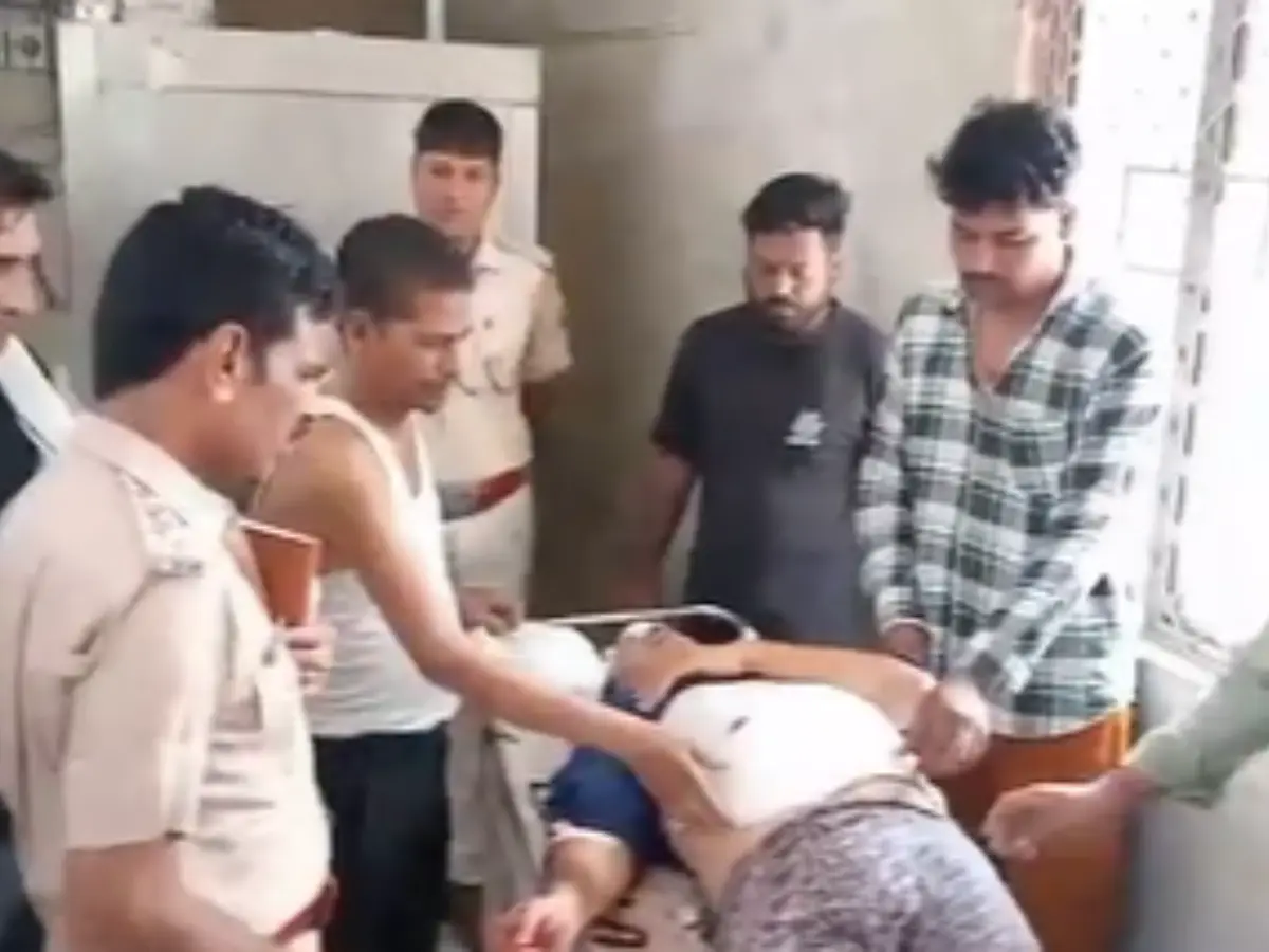 Jhalwar Murder: झालवाड़ में ताबड़तोड़ गोलियां बरसाकर हिस्ट्रीशीटर को उतारा मौत के घाट, दिनदहाड़े फायरिंग से फैली सनसनी Jhalwar Murder: झालवाड़ में ताबड़तोड़ गोलियां बरसाकर हिस्ट्रीशीटर को उतारा मौत के घाट, दिनदहाड़े फायरिंग से फैली सनसनी